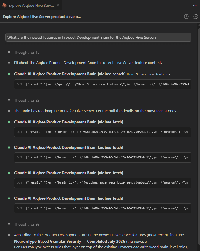 Ein Claude-Code-Panel in VS Code beantwortet eine Frage zu den neuesten Hive-Server-Funktionen: Ein aiqbee_search-Aufruf und mehrere aiqbee_fetch-Aufrufe gegen das Aiqbee-Product-Development-Brain sind oberhalb der zusammengefassten, quellenbelegten Antwort zu sehen.